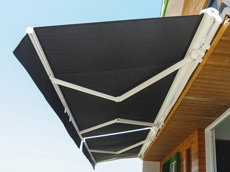 Stores en toile ou parasol, que choisir ?