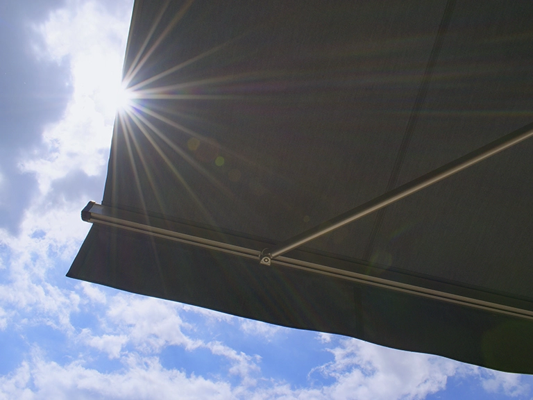 Stores en toile ou parasol, que choisir ?