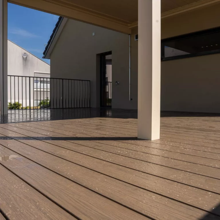 carole et sa terrasse_ HKM revetement bois composite pour terrasse _ piece a vivre exterieur (3)