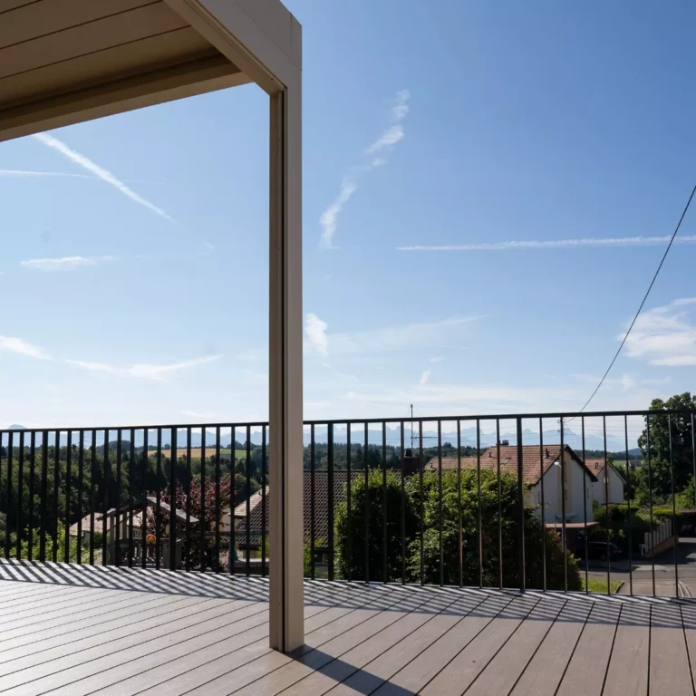 carole et sa terrasse_ HKM revetement bois composite pour terrasse _ piece a vivre exterieur (4)