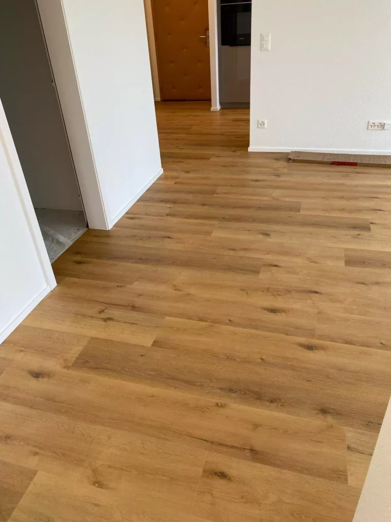 Pose d’un revêtement vinyle effet parquet bluffant de réalisme (1)