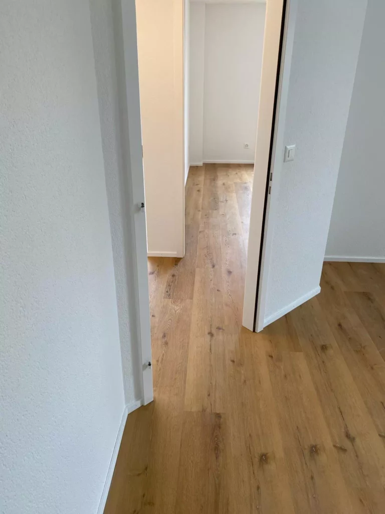 Pose d’un revêtement vinyle effet parquet bluffant de réalisme (10)