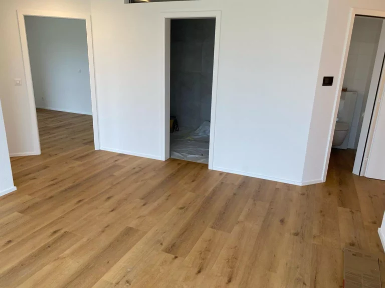 Pose d’un revêtement vinyle effet parquet bluffant de réalisme (3)