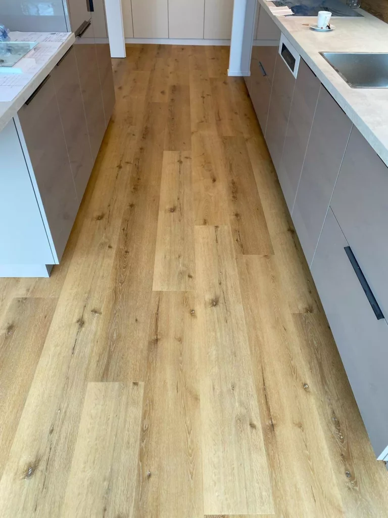 Pose d’un revêtement vinyle effet parquet bluffant de réalisme (4)