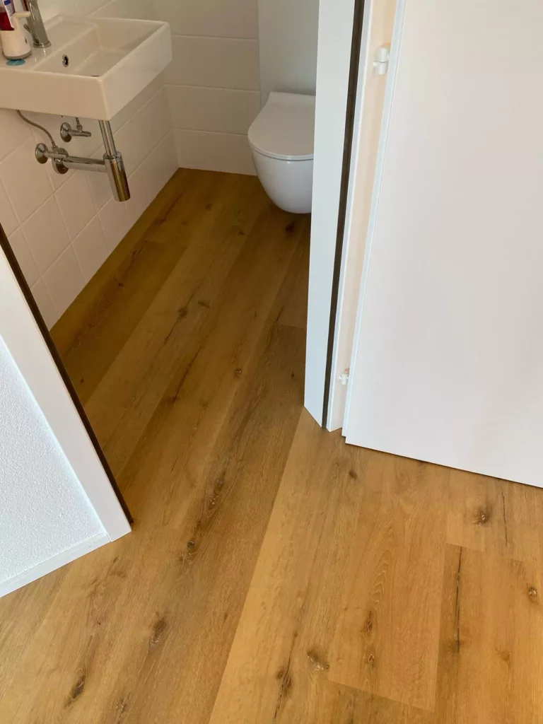 Pose d’un revêtement vinyle effet parquet bluffant de réalisme (5)