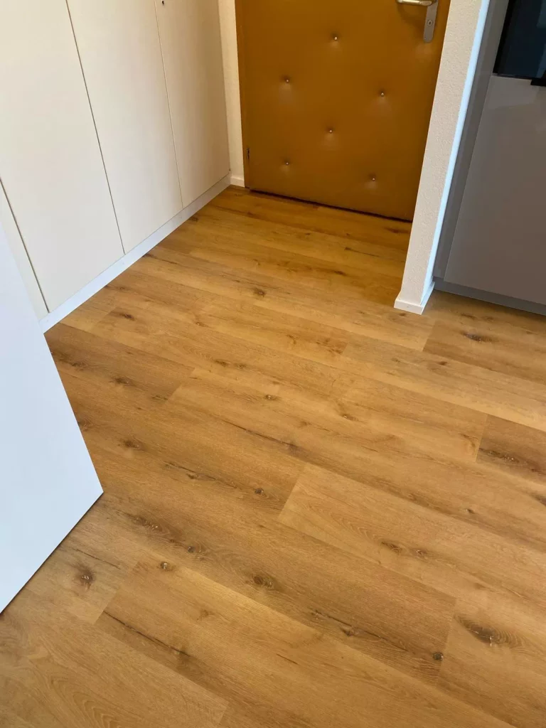Pose d’un revêtement vinyle effet parquet bluffant de réalisme (6)