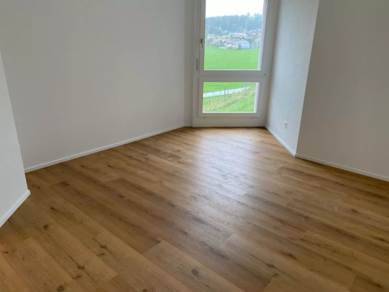 Pose d’un revêtement vinyle effet parquet bluffant de réalisme (7)