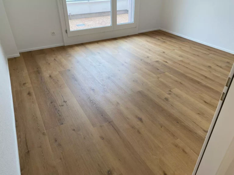 Pose d’un revêtement vinyle effet parquet bluffant de réalisme (9)