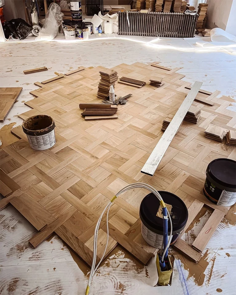 Pose de parquet en panneaux : le retour des poses spéciales
