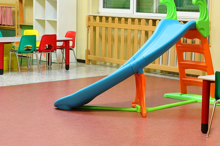 hkm-sa-pourquoi-le-linoleum-est-i-devenu-la-reference-dans-les-creches-01